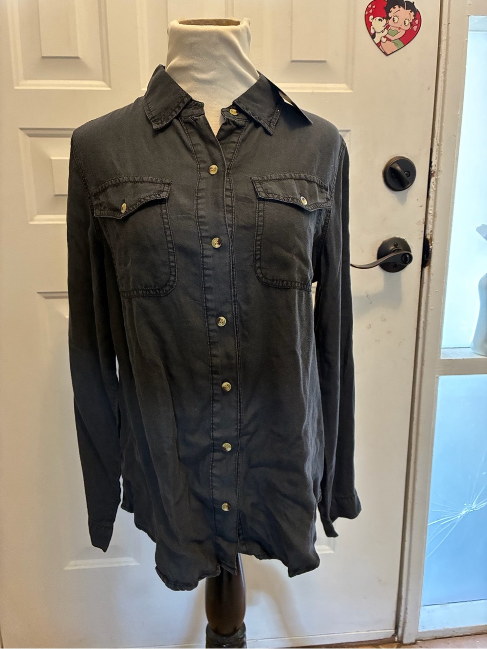 Button-Up Long Sleeve Shirt in Charcoal Gray